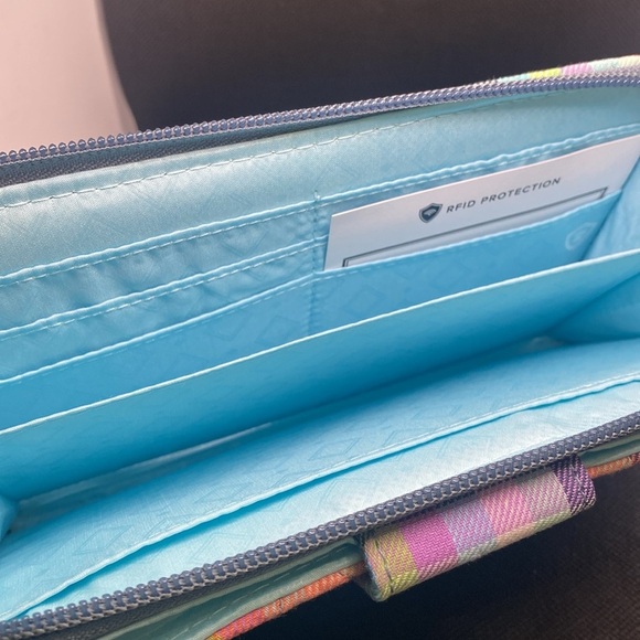 🩷💜VERA BRADLEY🩷💜 Gingham Plaid RFID Turnlock Wallet in Cotton - Picture 7 of 8